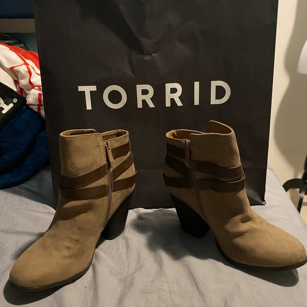 BNWT TORRID TAUPE FAUX SUEDE STRAPPY BOOTIE